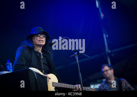 Der amerikanische Folk- und Bluessänger, Songwriter und Musiker Sixto Diaz Rodríguez ist besser bekannt als Rodríguez und hier gibt es Live-Konzert beim norwegischen Musikfestival Øyafestivalen 2013. Rodriguez wurde berühmt mit dem preisgekrönten Dokumentarfilm Searching for Sugar man. Norwegen, 08/08 2013. Stockfoto