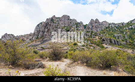 Reise auf die Krim - Ansicht der erodierten Felsen auf Demerdzhi (Demirci) Berg aus dem Tal der Gespenster auf der südlichen Küste der Krim Stockfoto