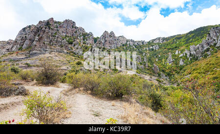 Reise auf die Krim - Blick auf verwitterte Felsen auf Demerdzhi (Demirci) Berg aus dem Tal der Gespenster auf der südlichen Küste der Krim Stockfoto