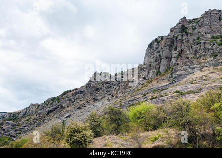 Reise auf die Krim - Blick auf alte Steine auf Demerdzhi (Demirci) Berg aus dem Tal der Gespenster auf der südlichen Küste der Krim Stockfoto