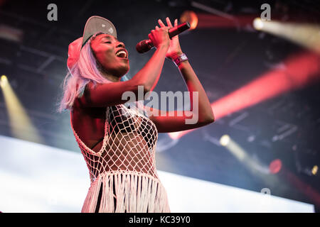 Die englische Trommel- und Bassband Rudimental spielt ein Live-Konzert beim norwegischen Musikfestival Bergenfest 2016. Hier ist Sängerin Bridgette Amofah live auf der Bühne zu sehen. Norwegen, 16/06 2016. Stockfoto