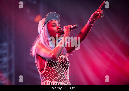 Die englische Trommel- und Bassband Rudimental spielt ein Live-Konzert beim norwegischen Musikfestival Bergenfest 2016. Hier ist Sängerin Bridgette Amofah live auf der Bühne zu sehen. Norwegen, 16/06 2016. Stockfoto