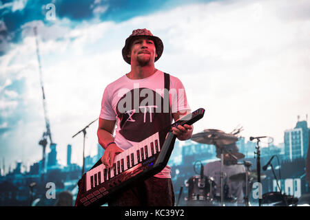 Die englische Trommel- und Bassband Rudimental spielt ein Live-Konzert beim norwegischen Musikfestival Bergenfest 2016. Hier ist Musiker Kesi Dryden live auf der Bühne zu sehen. Norwegen, 16/06 2016. Stockfoto