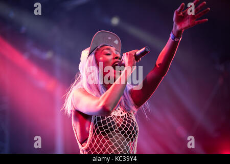 Die englische Trommel- und Bassband Rudimental spielt ein Live-Konzert beim norwegischen Musikfestival Bergenfest 2016. Hier ist Sängerin Bridgette Amofah live auf der Bühne zu sehen. Norwegen, 16/06 2016. Stockfoto