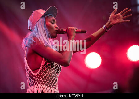 Die englische Trommel- und Bassband Rudimental spielt ein Live-Konzert beim norwegischen Musikfestival Bergenfest 2016. Hier ist Sängerin Bridgette Amofah live auf der Bühne zu sehen. Norwegen, 16/06 2016. Stockfoto