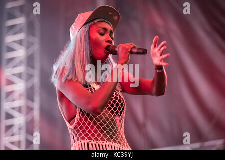 Die englische Trommel- und Bassband Rudimental spielt ein Live-Konzert beim norwegischen Musikfestival Bergenfest 2016. Hier ist Sängerin Bridgette Amofah live auf der Bühne zu sehen. Norwegen, 16/06 2016. Stockfoto