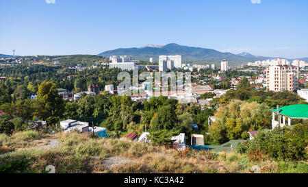 Reise auf die Krim - Panorama der Aluschta Stadt vom Castle Hill in sonniger Morgen Stockfoto