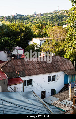 Reise auf die Krim - Blick auf alte Wohnhäuser in Aluschta Stadt aus Baglikov Straße in Morgen Stockfoto