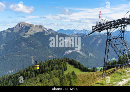 Zwölferhorn Seilbahn hinunter nach St. Gilgen. Stockfoto