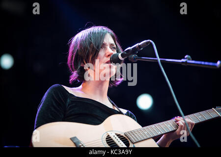 Der amerikanische Sänger, Songwriter und Musiker Sharon Van Etten führt ein Live Konzert in der norwegischen Musik Festival Øyafestivalen 2014. Norwegen, 09/08 2014. Stockfoto