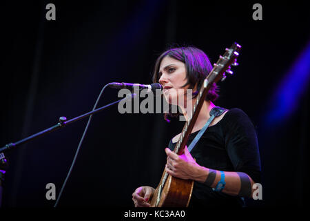 Der amerikanische Sänger, Songwriter und Musiker Sharon Van Etten führt ein Live Konzert in der norwegischen Musik Festival Øyafestivalen 2014. Norwegen, 09/08 2014. Stockfoto