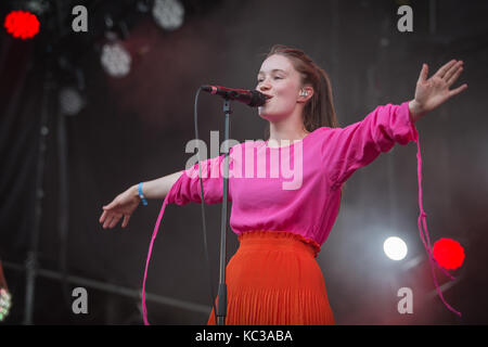 Norwegen, Oslo - August 10, 2017. Die norwegische Sängerin und Songwriterin Sigrid führt ein Live Konzert während der norwegischen Musik Festival Øyafestivalen 2017 in Oslo. Stockfoto