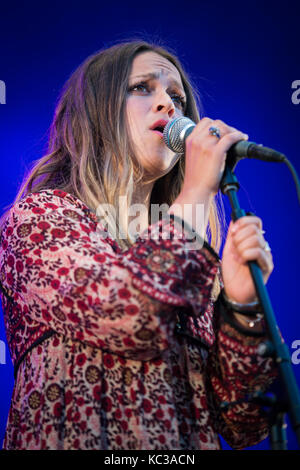 Der norwegische Sänger, Songwriter und Multiinstrumentalist Siri Nilsen führt live Konzert in der norwegischen Musik Festival Øyafestivalen 2015. Norwegen, 14.08 2015. Stockfoto