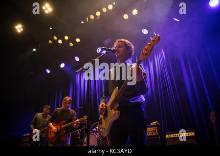 Der Scottish alternative rock Band Teenage Fanclub führt ein Live Konzert am Rockefeller in Oslo. Hier Bass Player Gerard Liebe ist live auf der Bühne gesehen. Norwegen, 13.02.2017. Stockfoto