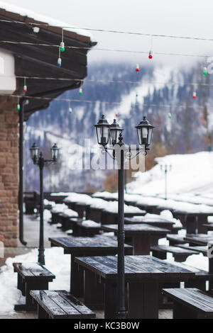 Сafe Tische im Freien bedeckt mit Schnee im Winter Stockfoto