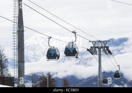 Die moderne Seilbahn in den Bergen Stockfoto