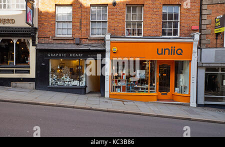 Geschäfte in Shrewsbury, Grafik Herz und Uniiq Stockfoto