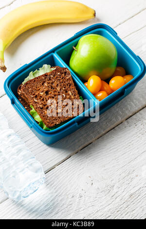 Bild von nützlichen Snack aus Tomate, Apfel, Sandwich in Container Stockfoto