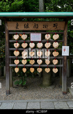 Kyoto, Japan - 17. Mai 2017: Ema, herzförmige Holz- tafeln mit Wünsche und Gebete auf Sie auf den Yasaka Schrein geschrieben Stockfoto
