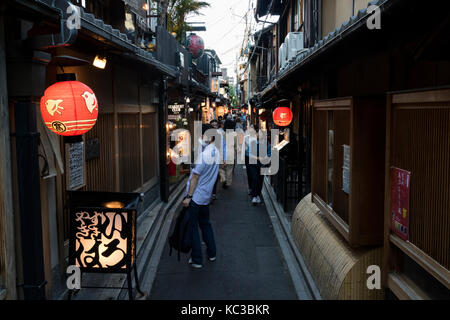 Kyoto, Japan - 18. Mai 2017: Touristen in Pontocho Dori Straße, den chion Bezirk, bei Sonnenuntergang Stockfoto