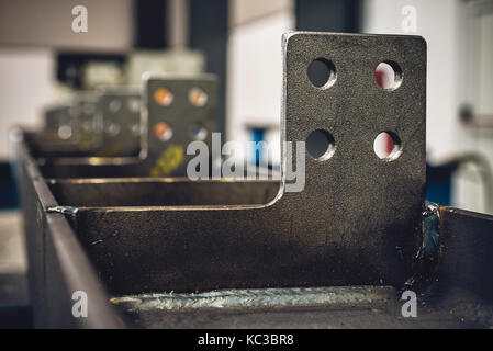 Metallprofile closeup in Industriehalle Stockfoto