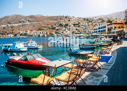 Symi, Griechenland - September 03, 2015: wunderbares Griechenland. Insel Symi, mit einem türkisfarbenen Meer, die Yachten im Hafen und bunten Häusern an den Hängen des Stockfoto