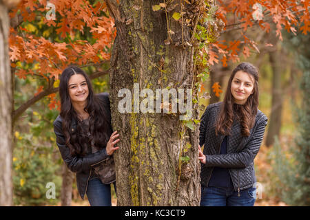 Zwei lachende Mädchen im Freien im Herbst Park Stockfoto