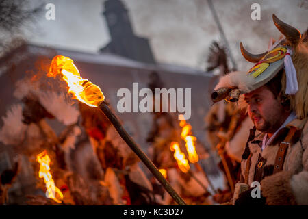 Pernik, Bulgarien - Januar 27, 2017: männliche Teilnehmer in Scary Fell Kostüm ist die brennende Fackel und es an surva, das internationale Fest Stockfoto