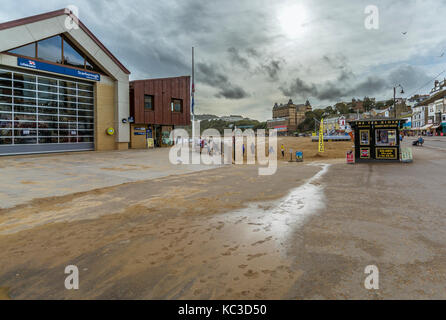 Die Küste in South Bay, Scarborough mit der neuen Rettungsbootstation im Vordergrund, Großbritannien. Aufgenommen am 29. September 2017. Stockfoto