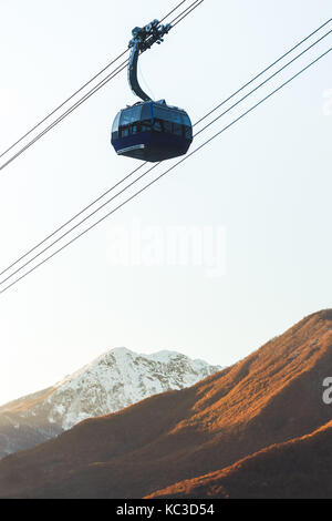 Die moderne Seilbahn in den Bergen Stockfoto