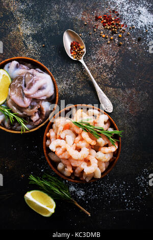 Fisch und Meeresfrüchte in Schüsseln und auf einem Tisch Stockfoto