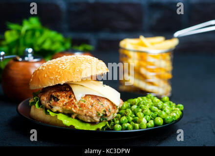 Fast food auf einem Tisch, Burger und Kartoffel Stockfoto