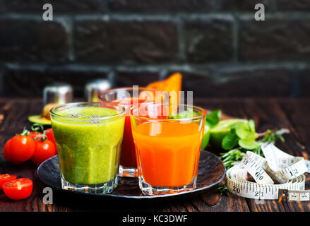 Smoothies im Glas und auf einem Tisch Stockfoto