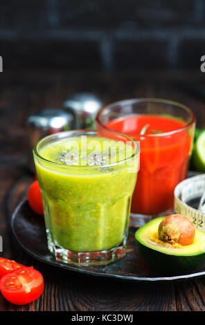 Smoothies im Glas und auf einem Tisch Stockfoto