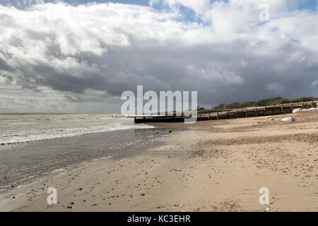 Stürmisches Wetter über Climping Beach in West Sussex Stockfoto