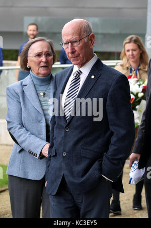 Sir Bobby Charlton und seine Frau Lady Norma während einer Schulung für die Medien Tag in St. George's Park, Burton upon Trent. Stockfoto