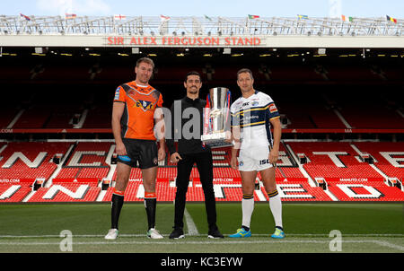 Castleford Tigers Kapitän Michael Shenton (links) und Leeds Rhinos Kapitän Danny McGuire (rechts) mit Anthony Crolla (Mitte) in der Hand der Super League Trophäe während des 2017 Betfred Super League Grand Final Fotoalles in Old Trafford, Manchester. Stockfoto