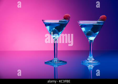 Bunte Cocktails mit Beeren garniert Stockfoto