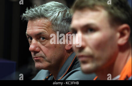 Castleford Tiger Trainer Daryl Powell mit Kapitän Michael Shenton (rechts) während der Betfred Super League Grand Final Pressekonferenz 2017 im Old Trafford, Manchester. Stockfoto