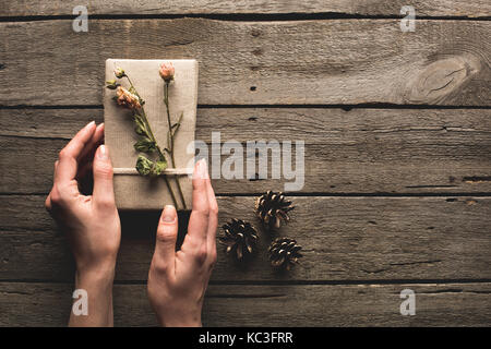 Frau mit Weihnachtsgeschenk Stockfoto