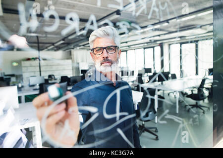 Reifen Geschäftsmann mit grauen Haaren im Büro. Stockfoto