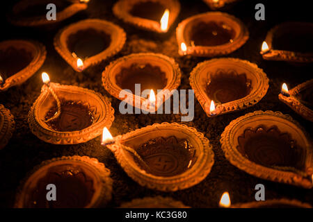 Happy Diwali - terracotta Diya oder Öl Lampen über Lehm Oberflächen- oder Grundwasser, selektiver Fokus Stockfoto