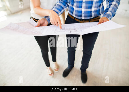 Nicht erkennbare junges Paar auf der Baustelle. Stockfoto