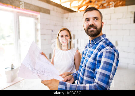 Junges Paar auf der Baustelle. Stockfoto