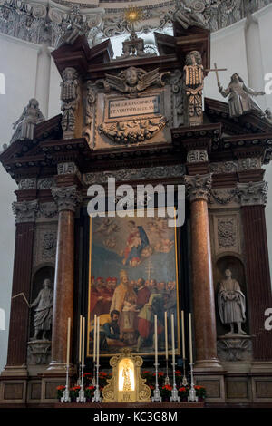 Blick auf den Altar im Salzburger Dom Stockfoto