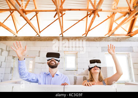 Junges Ehepaar auf der Baustelle. Stockfoto