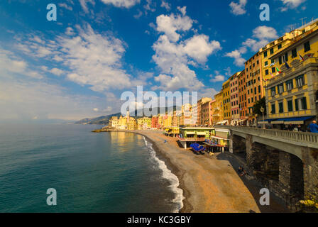 Camogli an der italienischen Riviera mit der Basilika Santa Maria in der Ferne Stockfoto