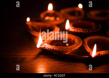 Diya in thali - messing platte oder thali voller Terrakotta diya oder Öllampen bereit für Dekoration oder leuchtende Haus auf Diwali, ein Festival des Lichts. Stockfoto