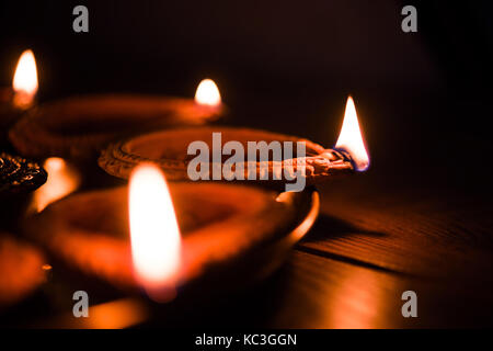 Diya in thali - messing platte oder thali voller Terrakotta diya oder Öllampen bereit für Dekoration oder leuchtende Haus auf Diwali, ein Festival des Lichts. Stockfoto