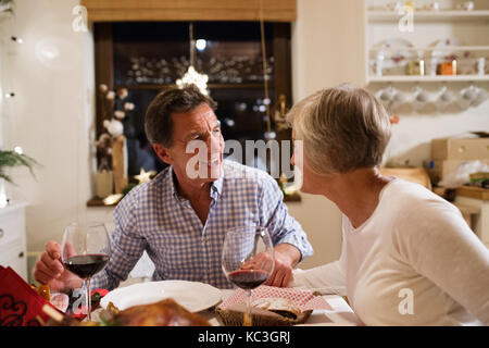 Schönes älteres Paar Weihnachten gemeinsam feiern. Stockfoto